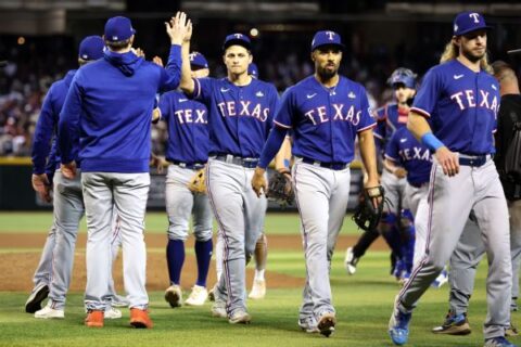 Rangers subdue D-backs in Game 3 behind Corey Seager, bullpen