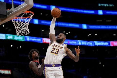 LeBron James ‘turns it up,’ scores 37 in win over Brooks, Rockets