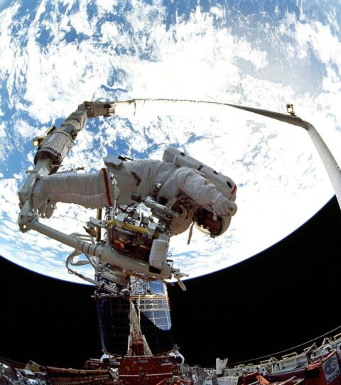 NASA astronaut’s dreidel keeps going and going in zero gravity