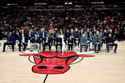 Bulls celebrate inaugural Ring of Honor class; fans boo Jerry Krause