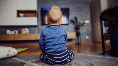 TV screen time may lead to sensory difficulties for young kids