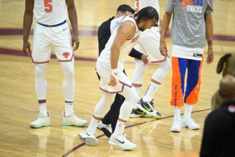 Knicks All-Star Jalen Brunson suffers bruised knee vs. Cavs