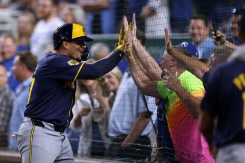 Brewers’ Willy Adames calls shot, hits winning homer in 9th against Royals