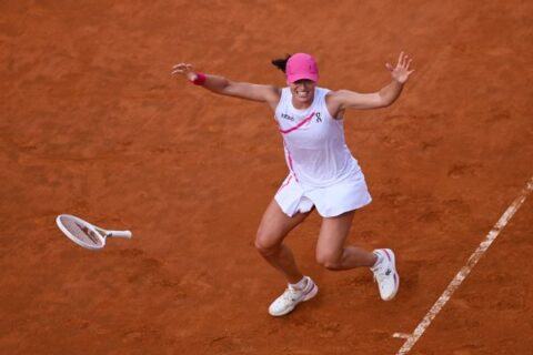 Iga Swiatek dominates Aryna Sabalenka to claim 3rd Italian Open title