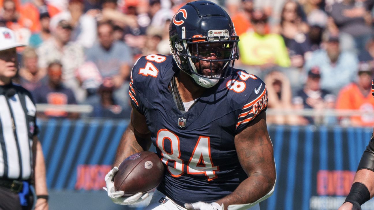 TE Marcedes Lewis re-signs with Bears for 19th NFL season